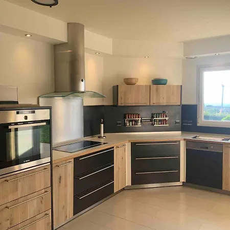 5 Bed Villa, 6 Baths, View And Beautiful Pool *