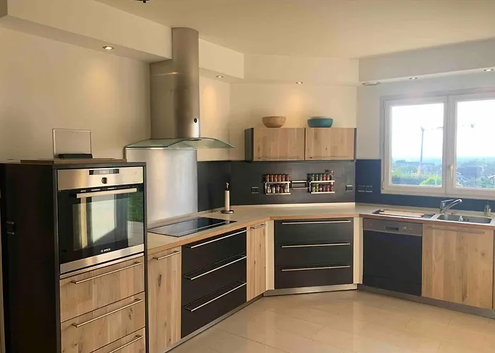 5 Bed Villa, 6 Baths, View And Beautiful Pool *