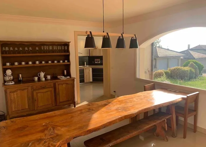 5 Bed Villa, 6 Baths, View And Beautiful Pool דיבון-לה-באן